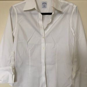 Non-iron, fitted women’s button-down